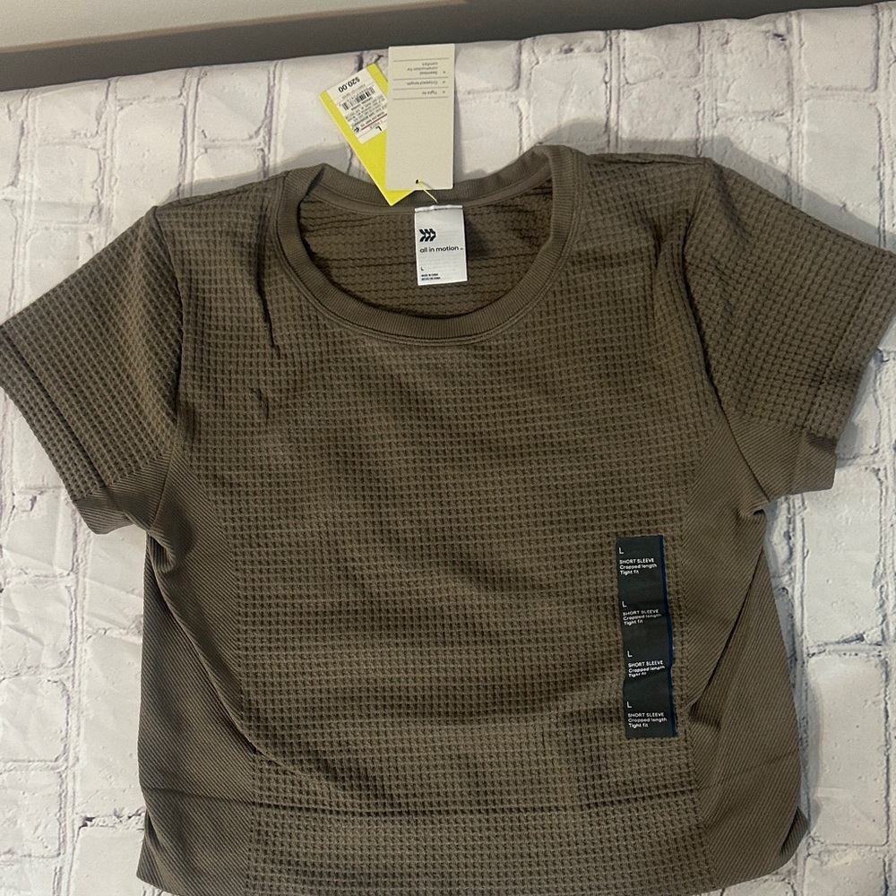 NWT! Target all in motion. Women's  Short Sleeve crop lengthTop